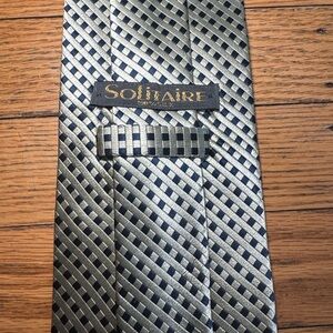 Solitaire Men's Elegant Black and Silver Patterned Tie